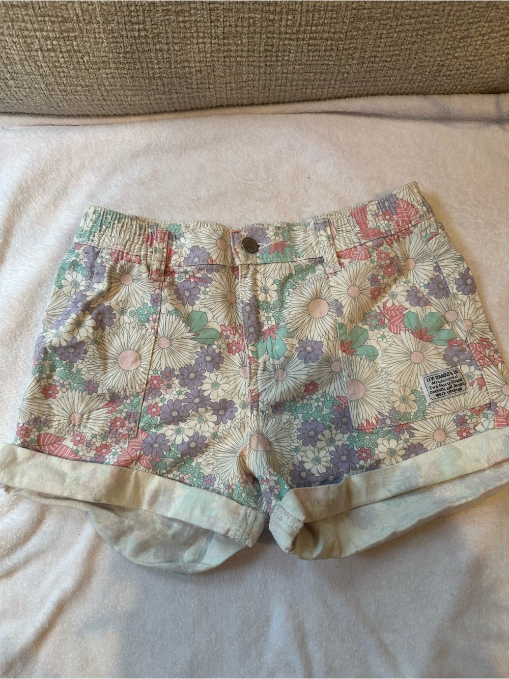 Levi’s Floral Daisy Print Shorts Size 14 (girls)